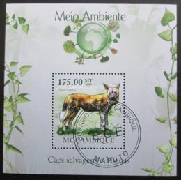Poštová známka Mozambik 2010 Pes hyenovitý Mi# Block 305