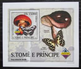 Poštová známka Svätý Tomáš 2003 Huby a motýle DELUXE Mi# 2012 Block