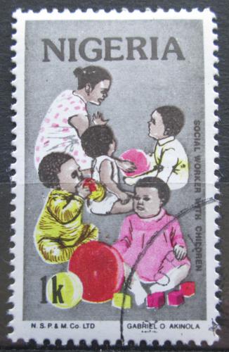 Poštová známka Nigéria 1986 Práce s dìtmi Mi# 474