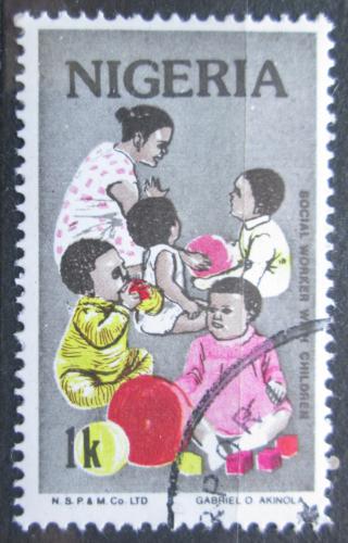 Poštová známka Nigéria 1986 Práce s dìtmi Mi# 474
