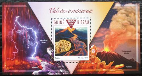 Poštová známka Guinea-Bissau 2015 Sopky a minerály Mi# Block 1360 Kat 11€ 