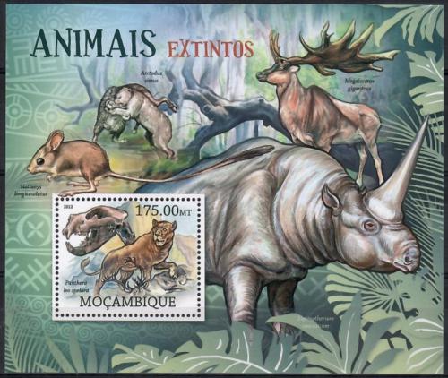 Poštová známka Mozambik 2012 Vyhynulá fauna Mi# Block 634 Kat 10€