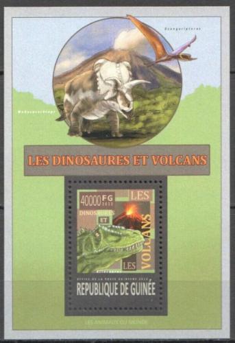 Poštová známka Guinea 2013 Dinosaury a sopky Mi# Block 2266 Kat 16€