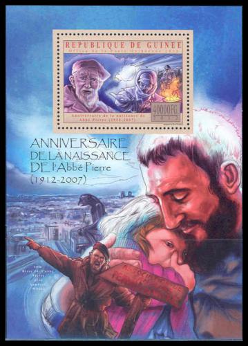Poštová známka Guinea 2012 Abbé Pierre, katolický knìz Mi# Block 2138 Kat 16€