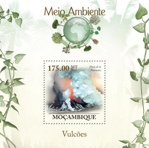 Poštová známka Mozambik 2010 Sopka Piton de la Fournaise Mi# Block 315 Kat 10€