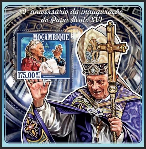 Poštová známka Mozambik 2015 Papež Benedikt XVI. Mi# Block 1005 Kat 10€